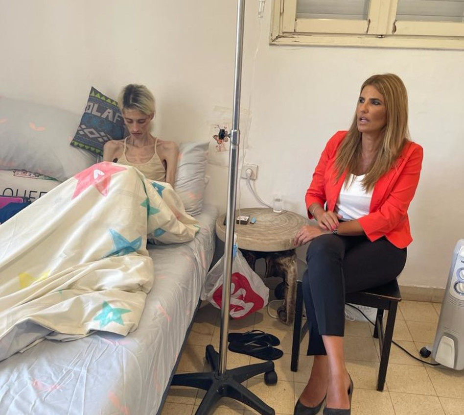 ח''כ לימור מגן בביקור אצל קארין באומן (צילום: באדיבות ח''כ לימור מגן)