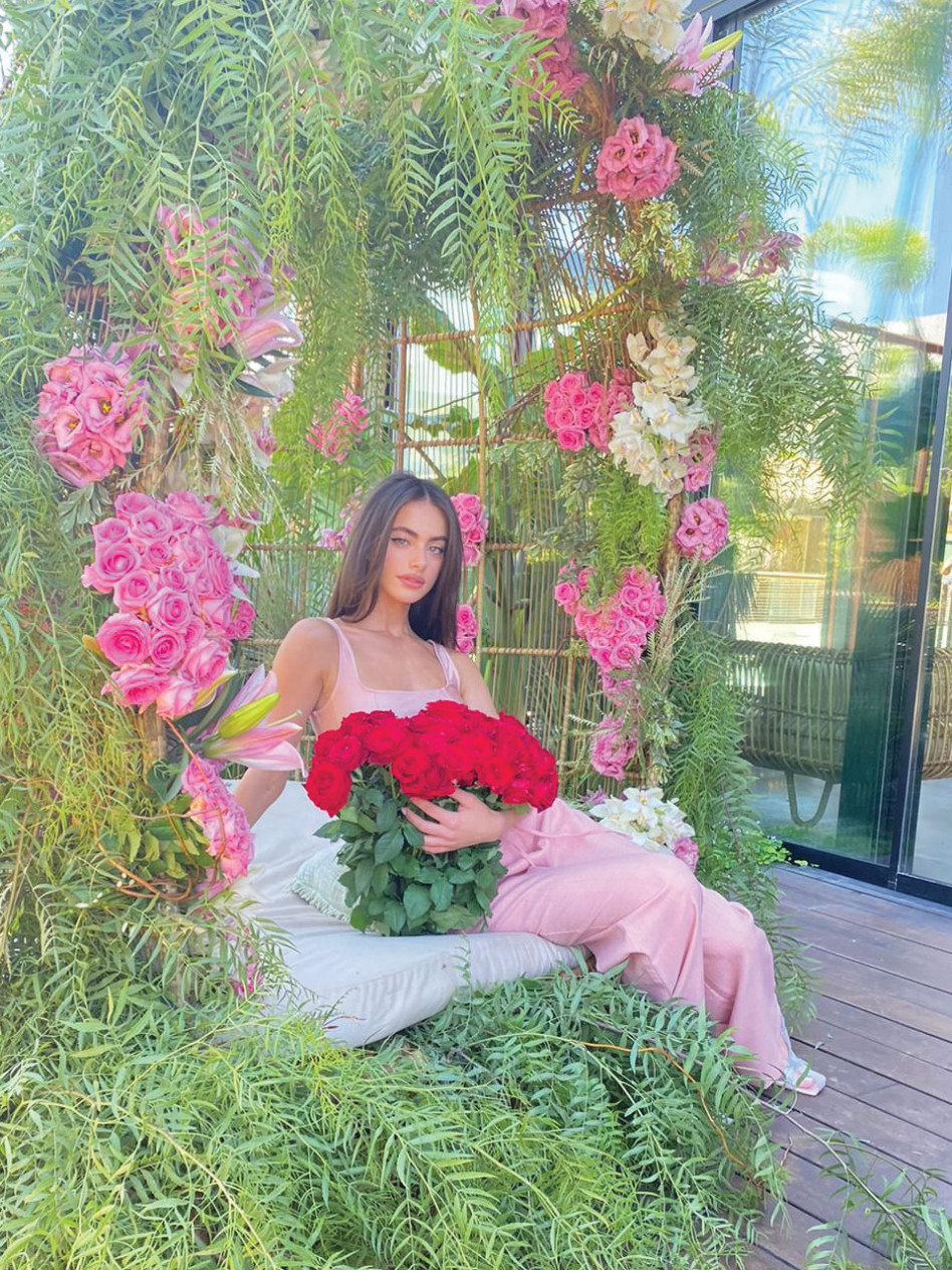 יעל שלביה על סט צילומים לזר פור יו  (צילום: עדן גניש)