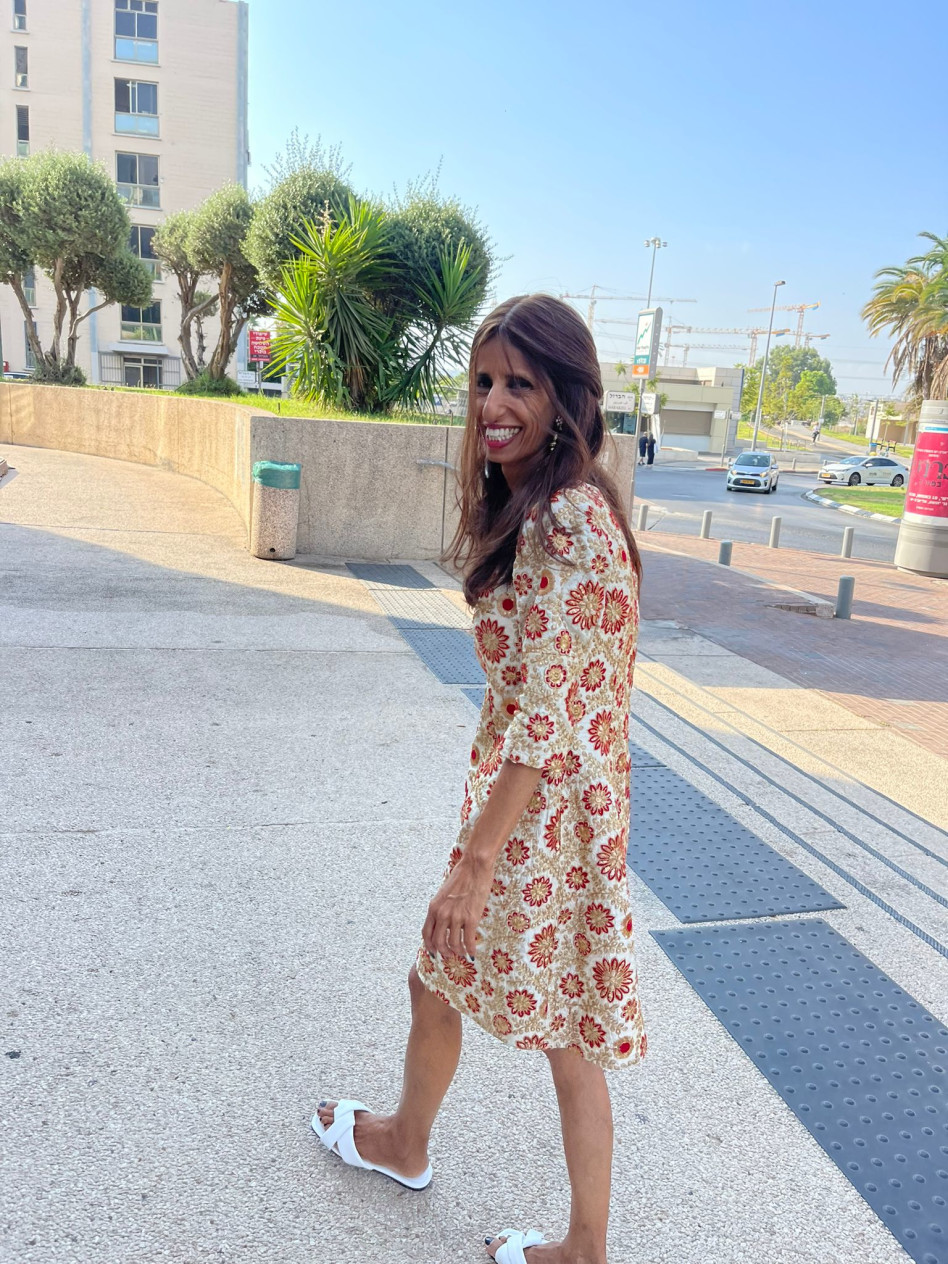 דינה ערמי שמחי אחרי ההדחה (צילום: יח''צ רשת 13)