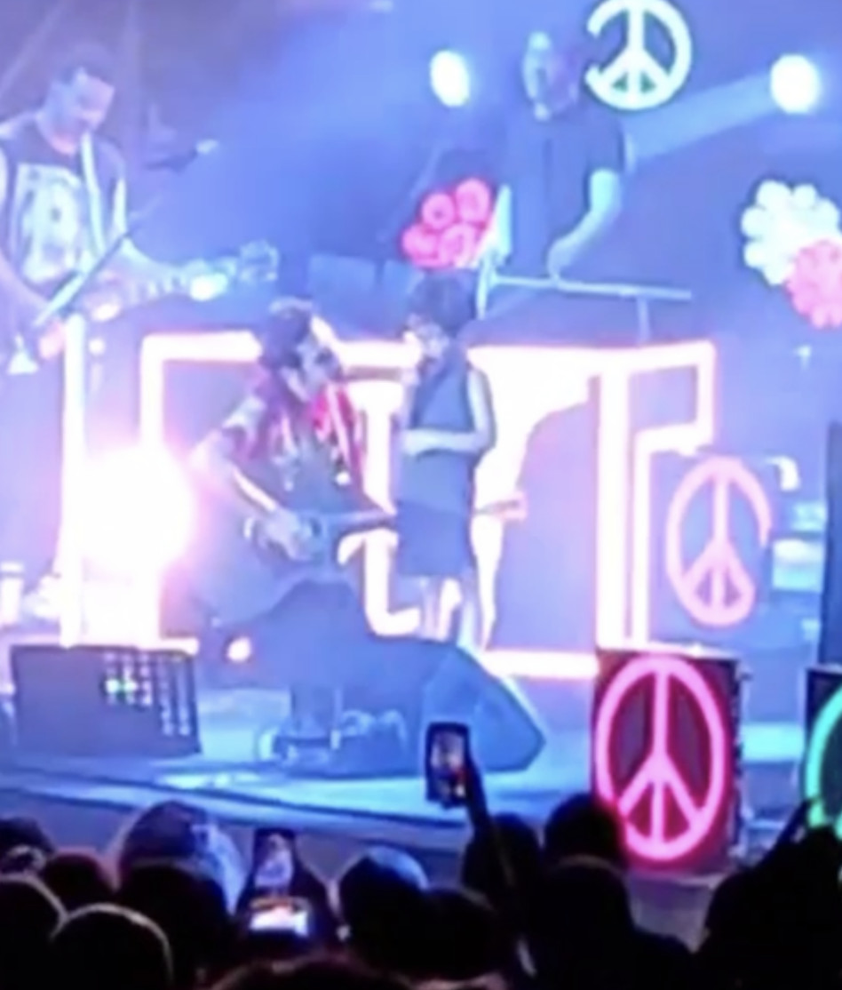 אביב גפן ובנו אליוט על הבמה באמפי נהלל (צילום: צילום מסך אינסטגרם)