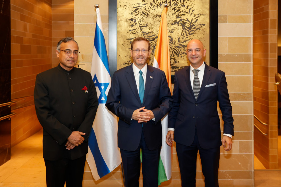 אילן בן-חקון, יצחק הרצוג וסנג'יב סינגלה (צילום: גיא יחיאלי)