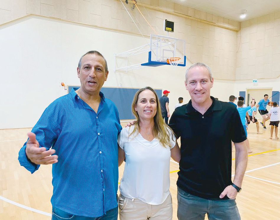 השר חילי טרופר, אפרת טיש מנכ''לית האגודה לסכרת נעורים, דוד אזולאי (צילום: יחצ)