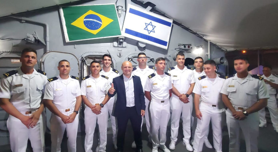 ראובן לדיאנסקי עם חיילי חיל הים הברזילאי (צילום: איה קובי)