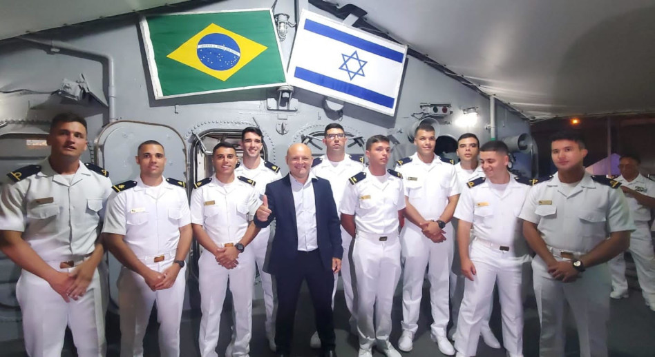 ראובן לדיאנסקי עם חיילי חיל הים הברזילאי (צילום: איה קובי)