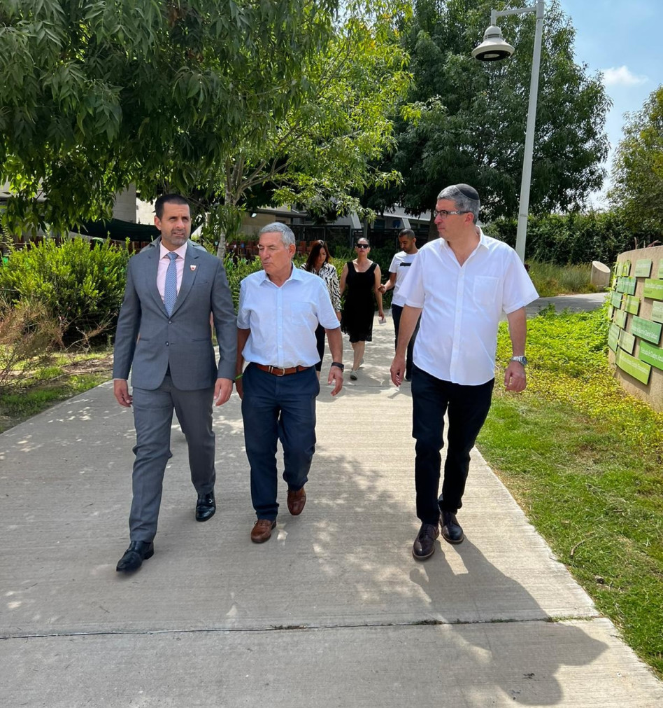 אבי וורצמן, דורון אלמוג וחאלד אל ג'לאמה (צילום: באדיבות עדי נגב- נחלת ערן)