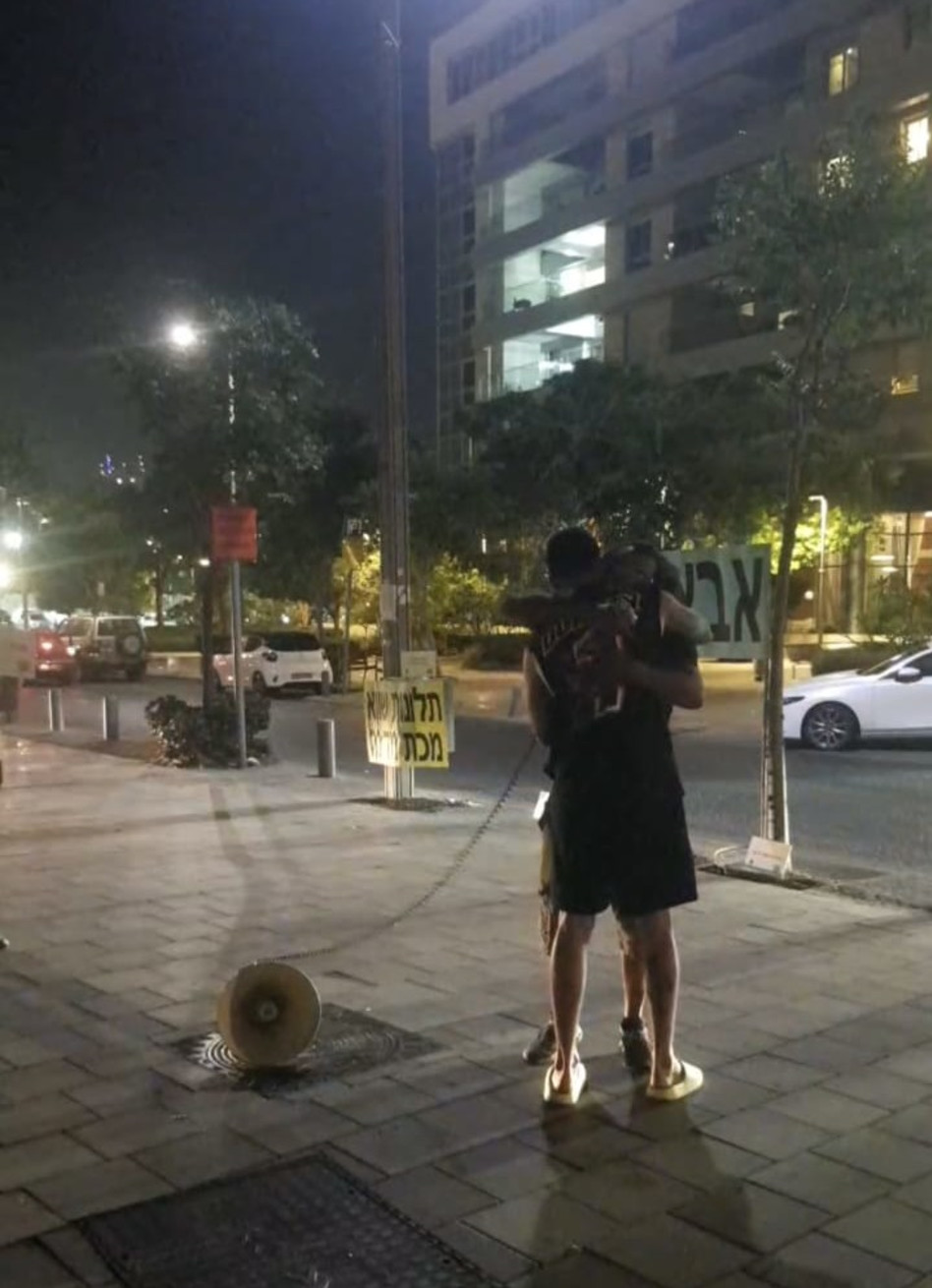 בן אל תבורי מחבק את התומכים בהפגנה (צילום: ניר פקין וואלה! סלבס)