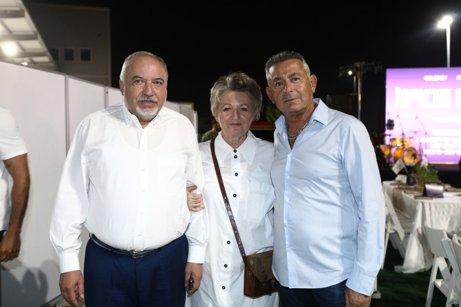 יעקב גולברי, אלה ואביגדור ליברמן  (צילום: אסף לב)