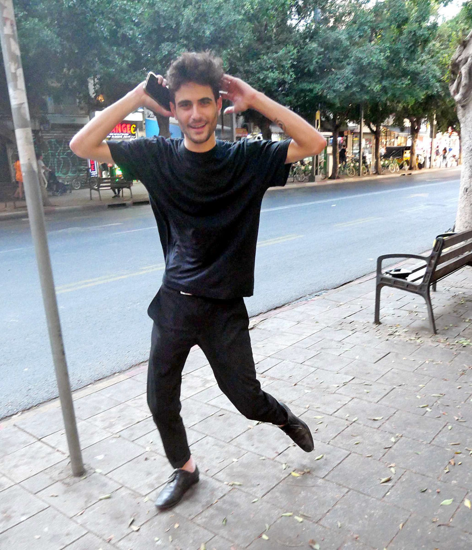 אופק לוי משתעשע עם המצלמה (צילום: אמיר מאירי)