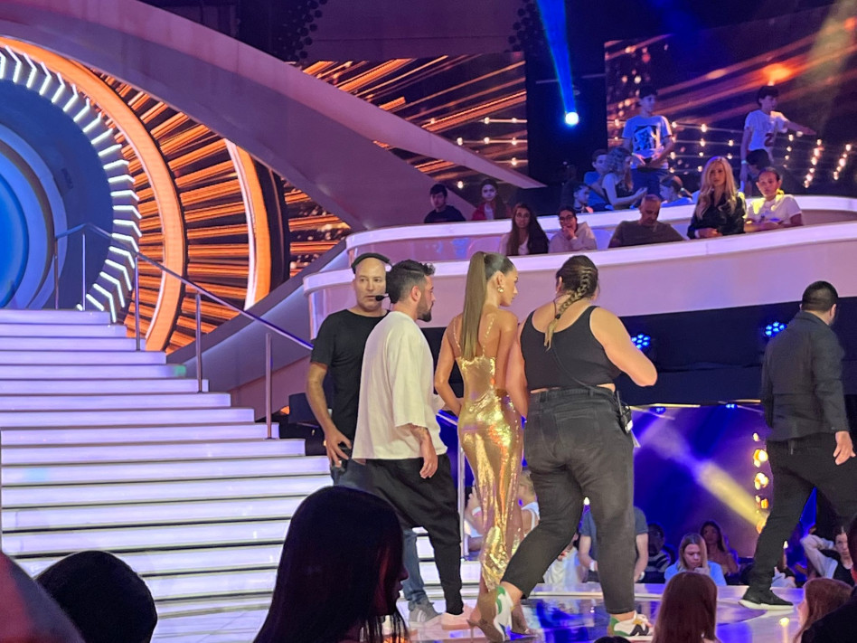 דיאן ונתנאל יורדים מהבמה מלווים בשלושה אנשי צוות (צילום: מערכת TMI)