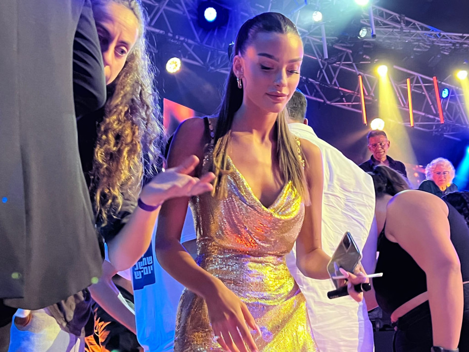 הסכימה לתמונת סלפי עם המעריצות (צילום: מערכת TMI)