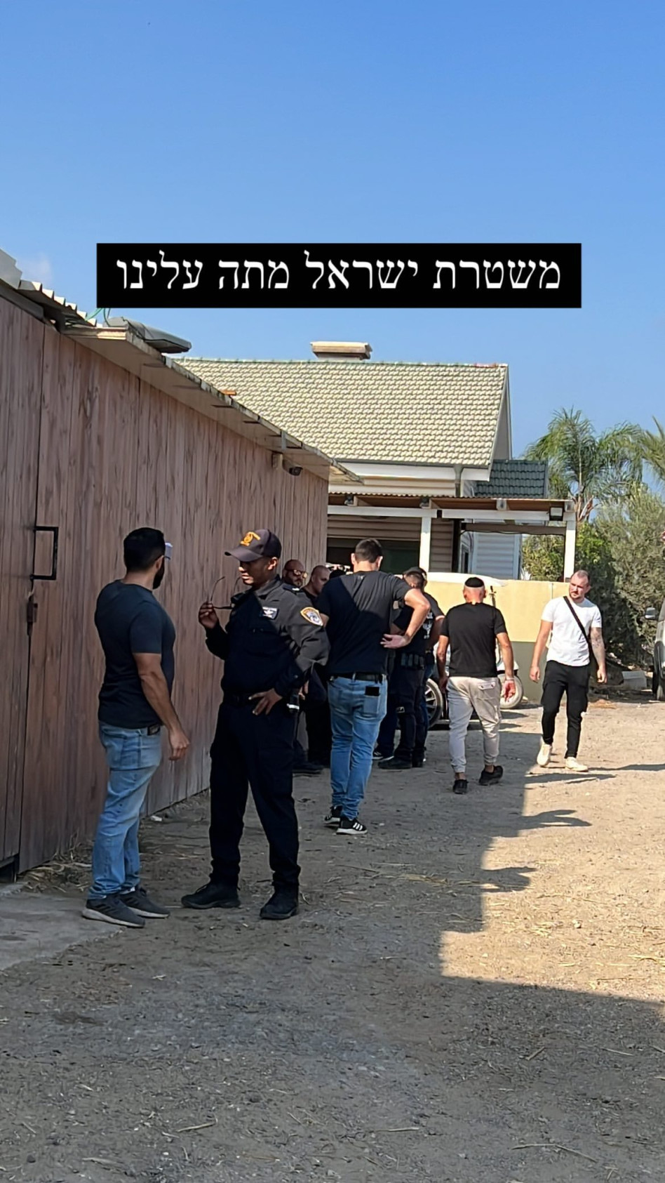 שוטרים בביתה של אנג'ל ברנס (צילום: צילום מסך אינסטגרם)