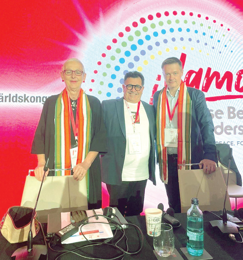 הנשיא העולמי של ארגון BMI, פייר אולף סרג׳יו וסגניתו, ג׳ייל כרטימל, עם מויאל (צילום: יח''צ)