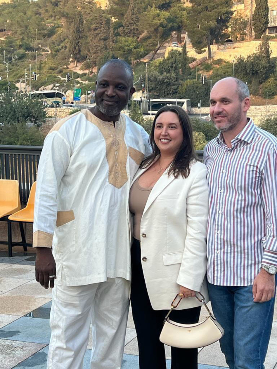 ניב אלכסנדר, קאסי אריסון ואוס אוימנדאן (צילום: פרטי)