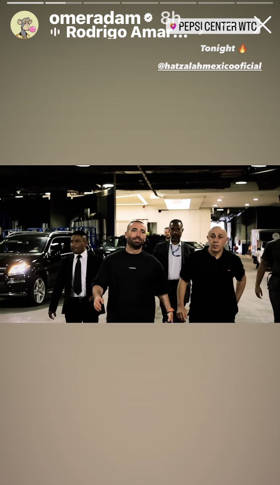 עומר אדם מלווה באבטחה במקסיקו (צילום: צילום מסך אינסטגרם)