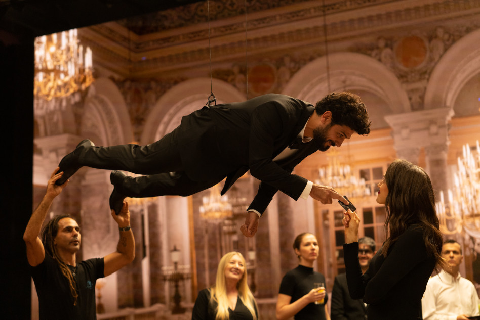 אביב אלוש בקמפיין של פליי קארד (צילום: שי יחזקאל)