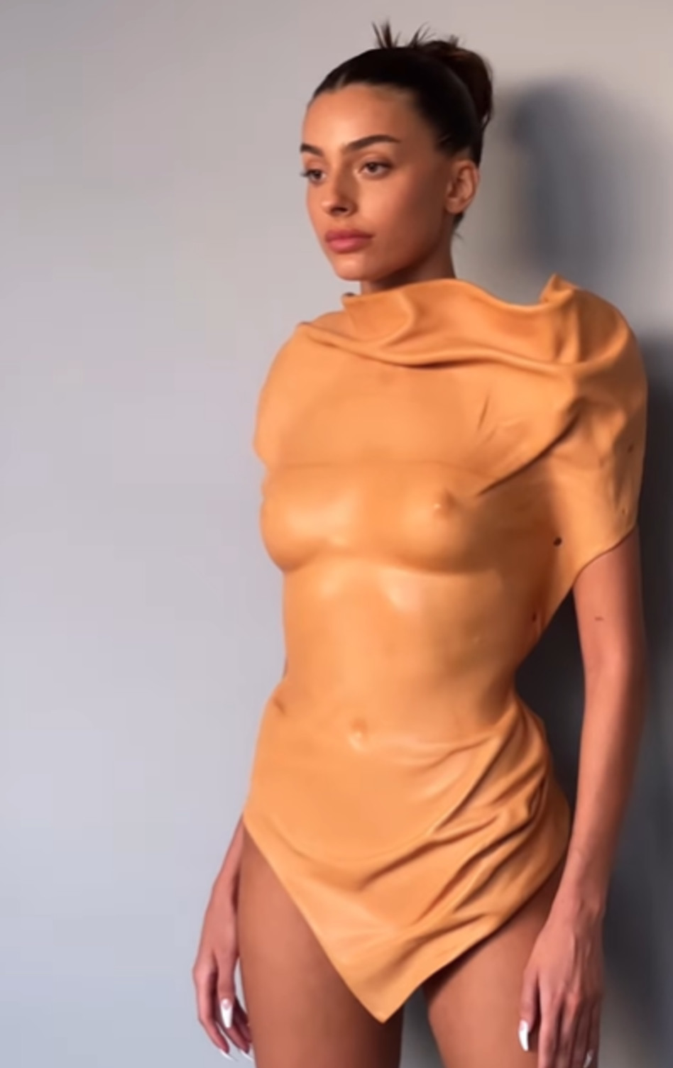 דיאן שוורץ והבגד שעורר סערה (צילום: צילום מסך אינסטגרם)