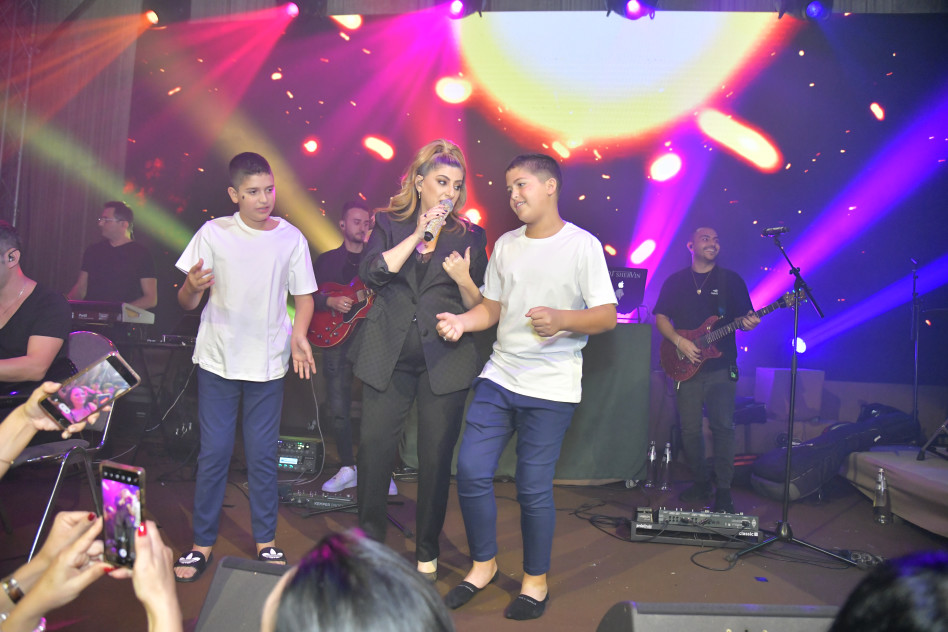 שרית חדד וחתני בר המצווה (צילום: אלון טל)