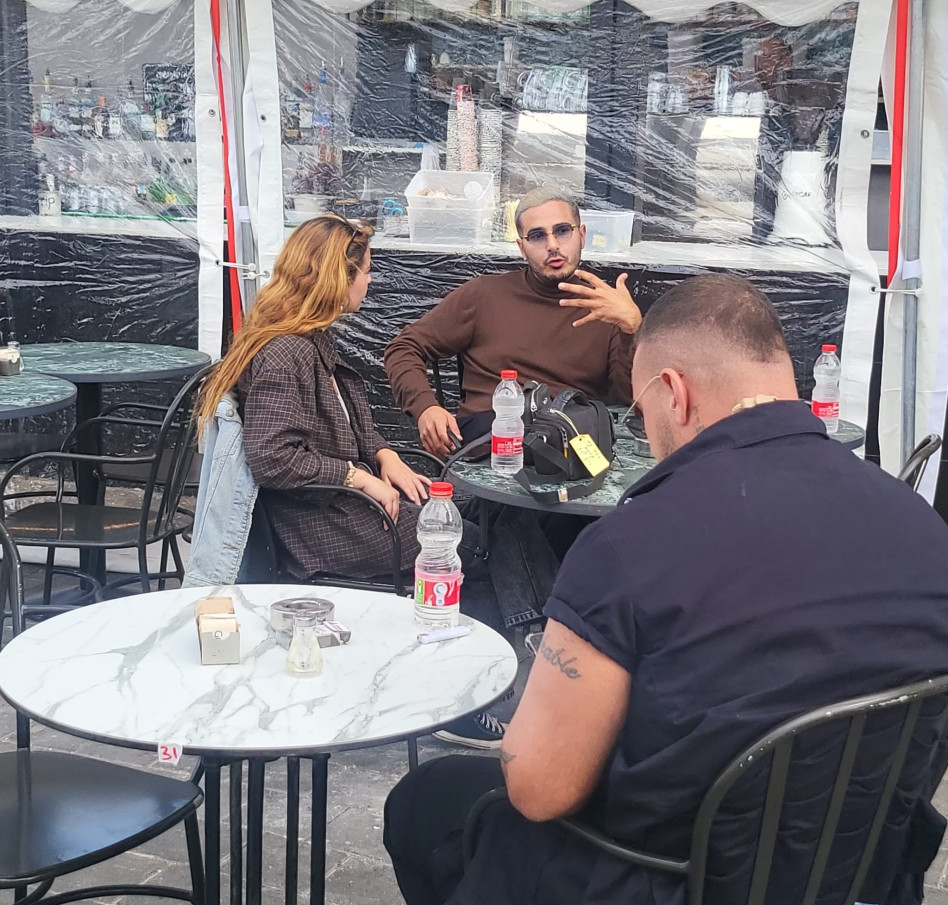 סיימון לבייב, המאבטח וכתבת החדשות (צילום: סמי טהרני)