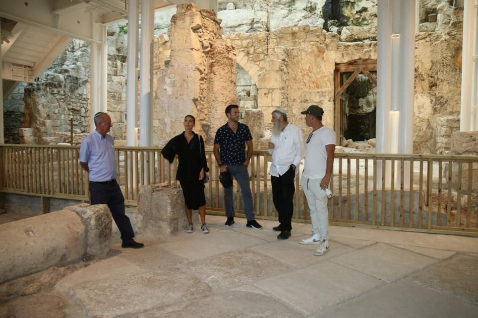 התעניין בהיסטוריה של המקום (צילום: הקרן למורשת הכותל המערבי)