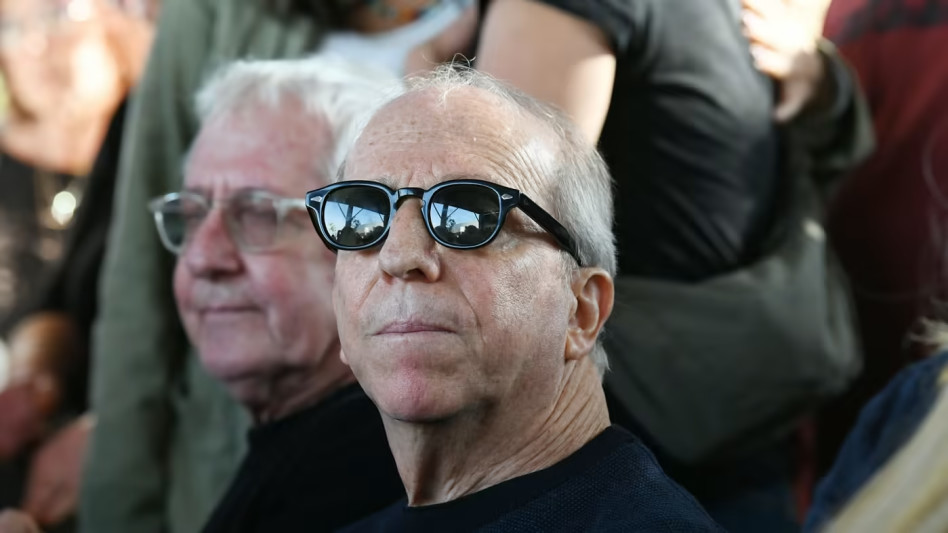 דני סנדרסון וגידי גוב בהלווית יצחק קלפטר (צילום: ראובן קסטרו, וואלה!)