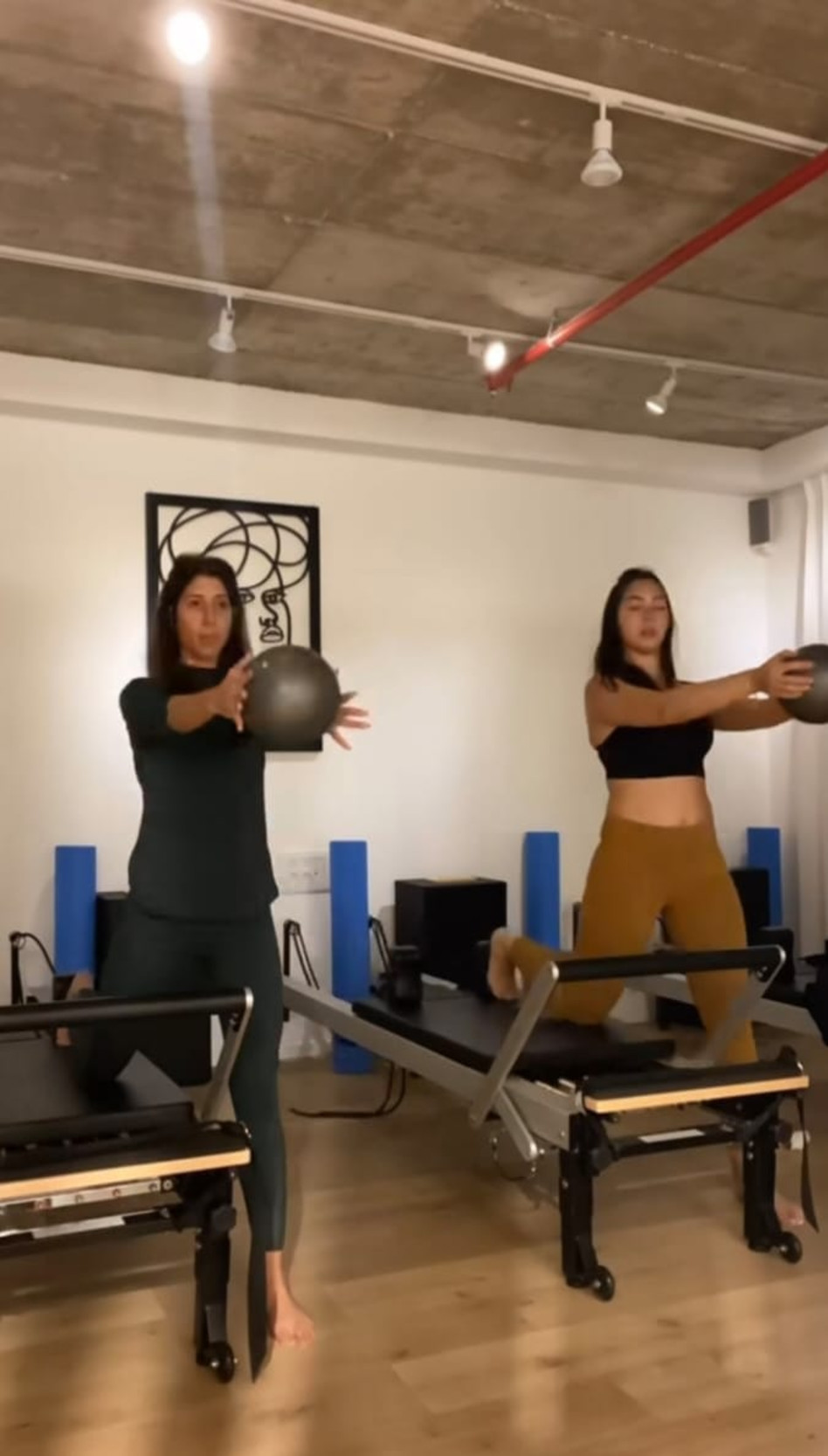 ניקול רזניקוב עושה פילאטיס (צילום: יחצ)