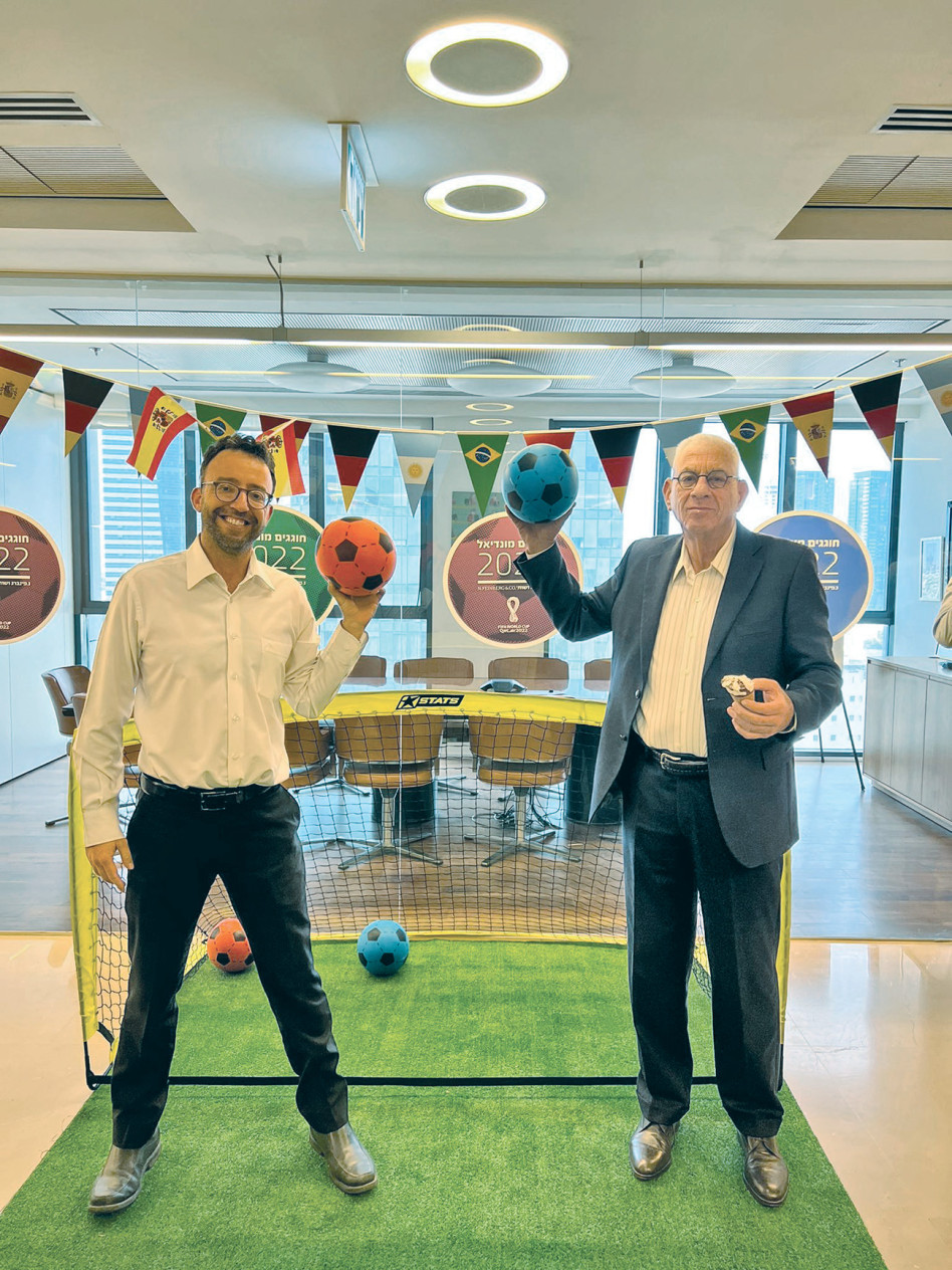 מונדיאל עו''ד פינברג ועו''ד כוכבי חוגגים במשרד (צילום: יחצ)