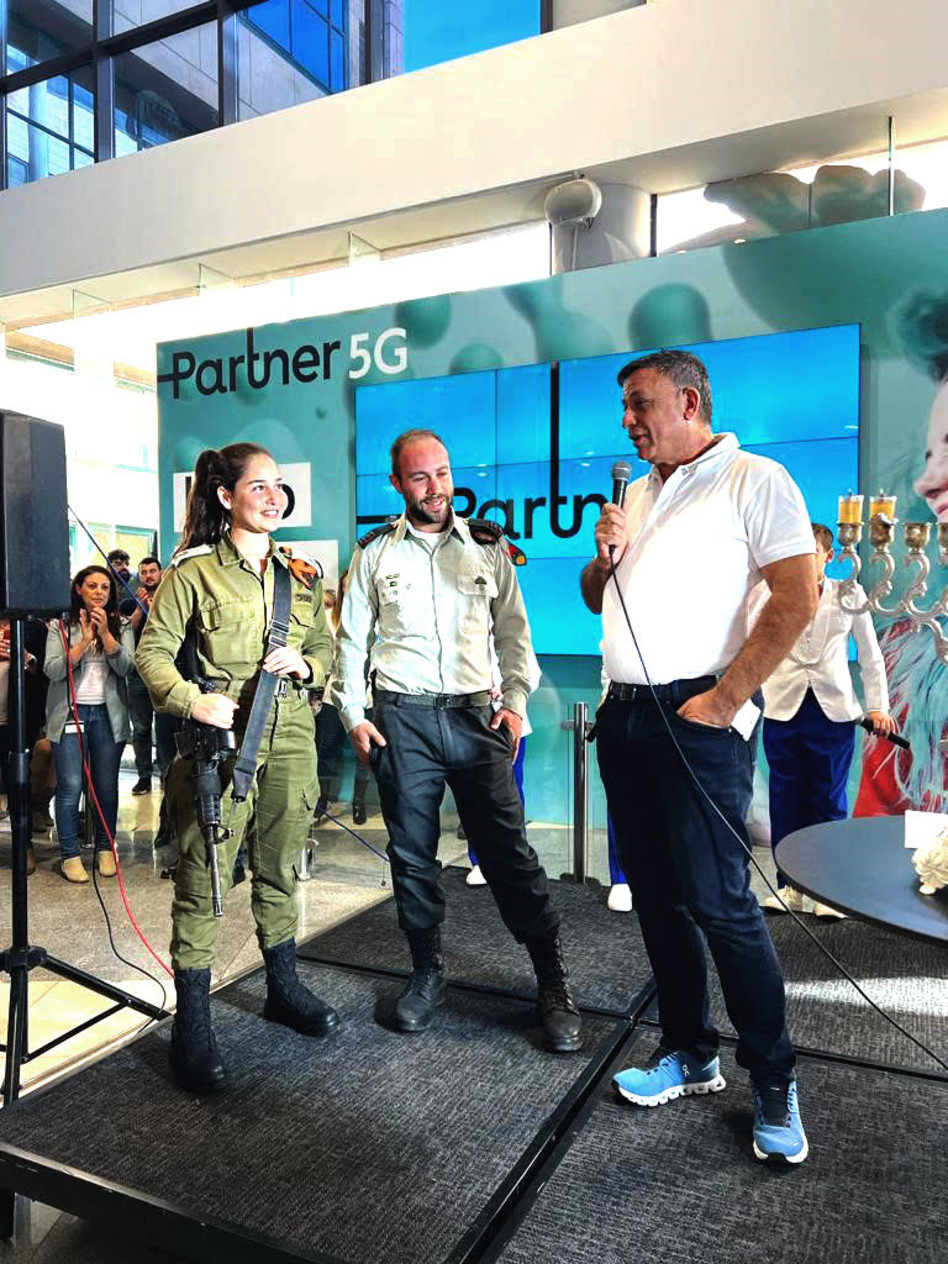 אבי גבאי, אריאל גמלא ונוגה ונטורה (צילום: באדיבות פרטנר)