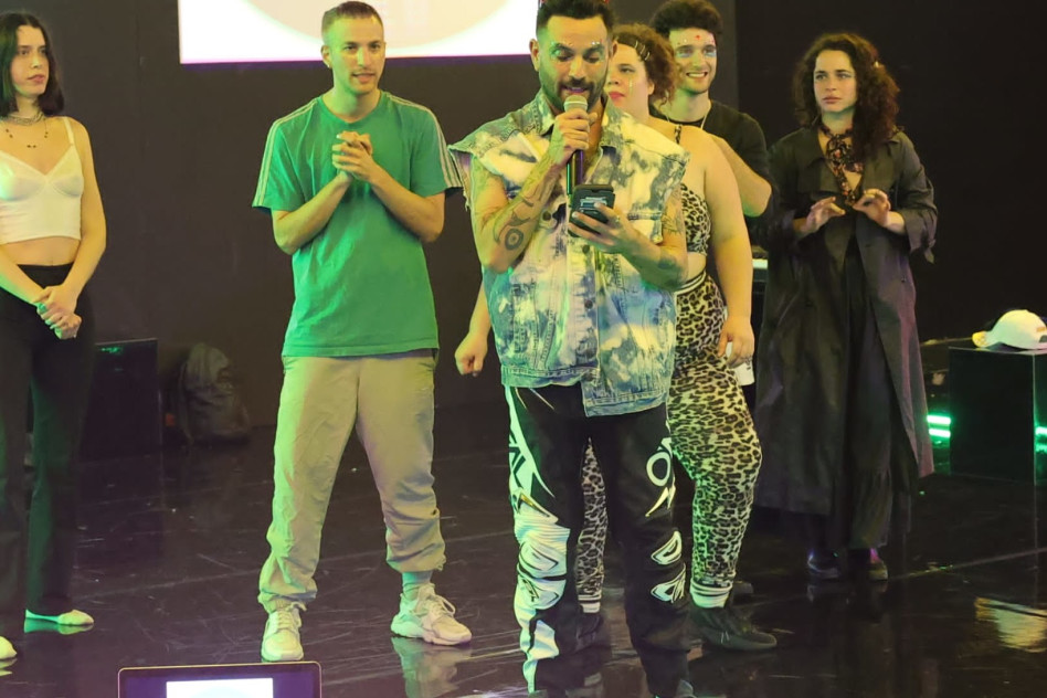 צוות ההצגה ''ניים דרופ: הקאמרי'' (צילום: רפי דלויה)