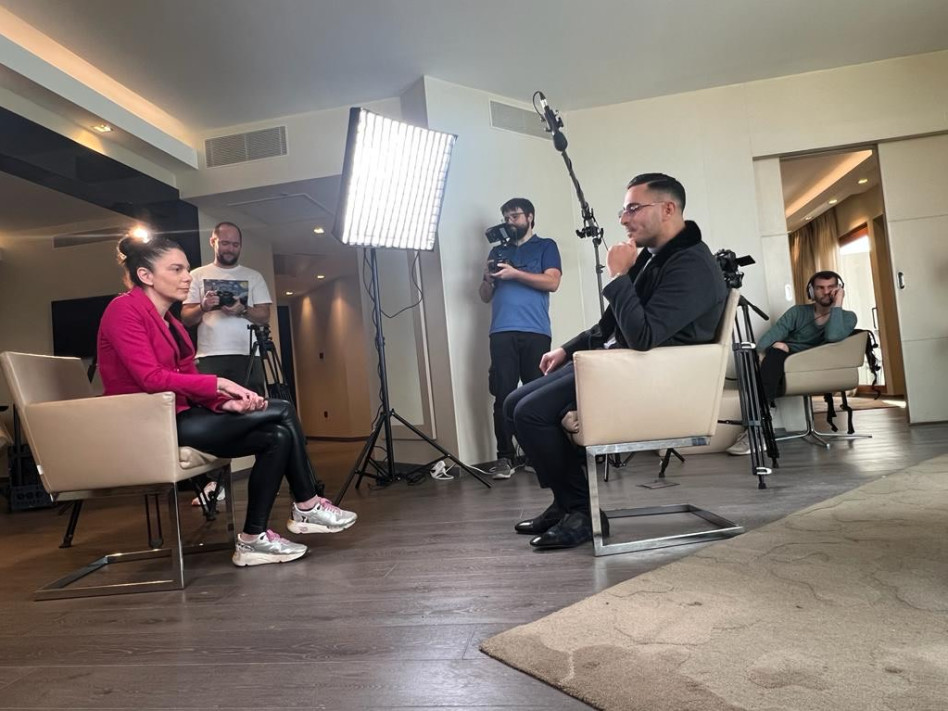 סיימון לבייב וצוות CBS (צילום: פרטי)