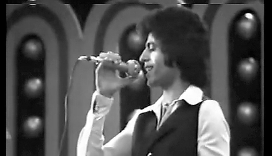 שימי תבורי פסטיבל הזמר המזרחי 1977 (צילום: צילום מסך,ישראל אוגלבו, מתגופף עם דיירות אחרות בתמונה עם מריה. צילום מסך)