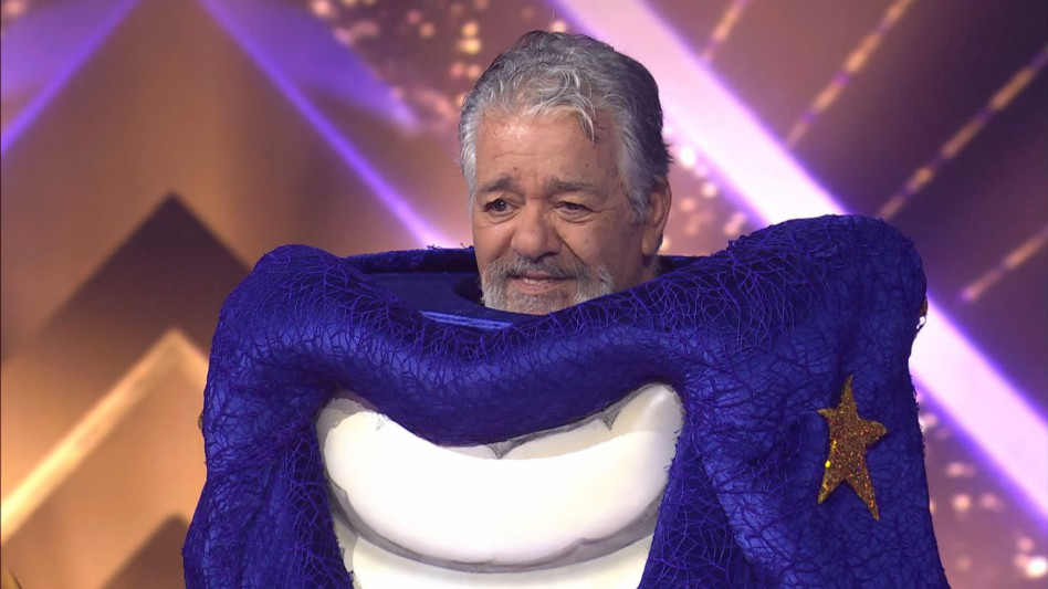 רפי גינת בזמר במסכה (צילום: קשת 12)