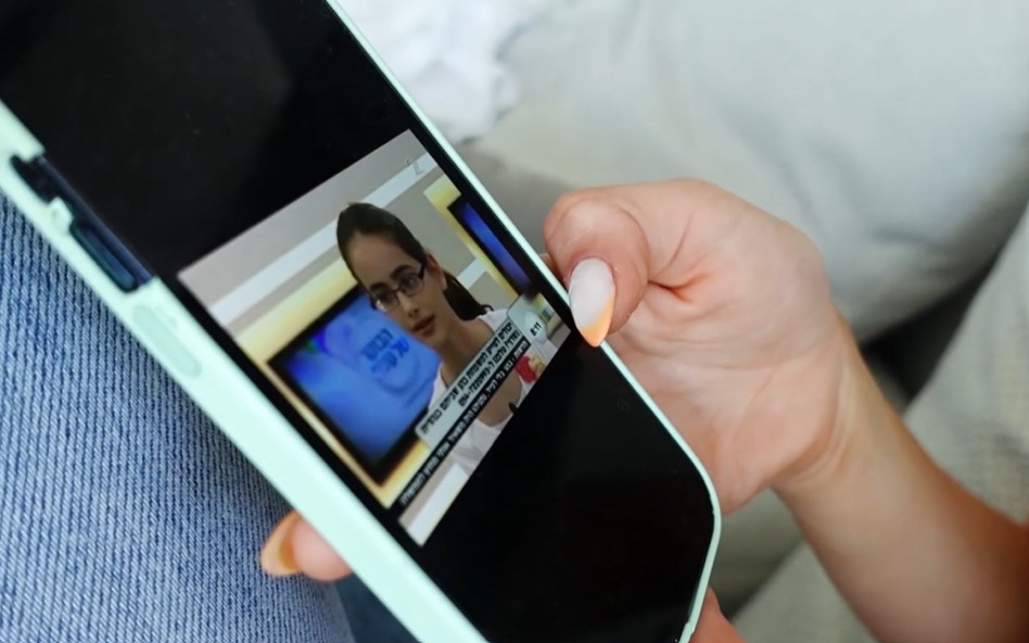 יעל שלביה צופה בקטע מילדותה (צילום: צילום מסך HOT)