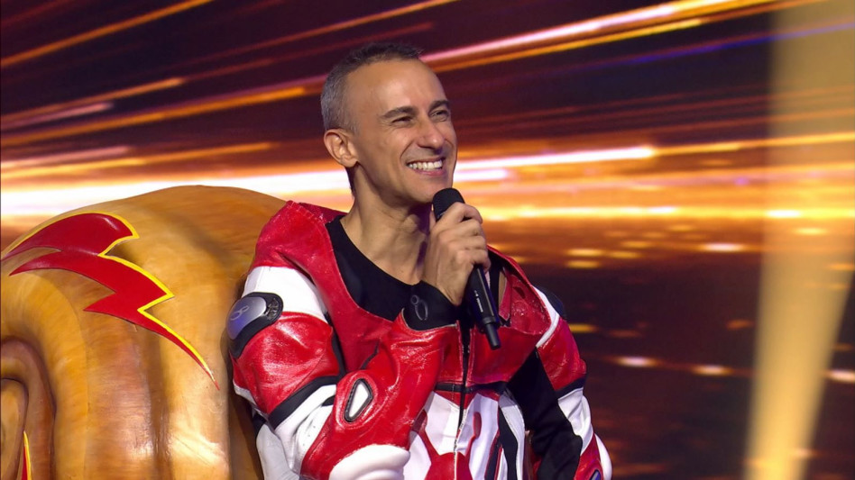 אסף אמדורסקי ב''הזמר במסכה'' (צילום: קשת 12)