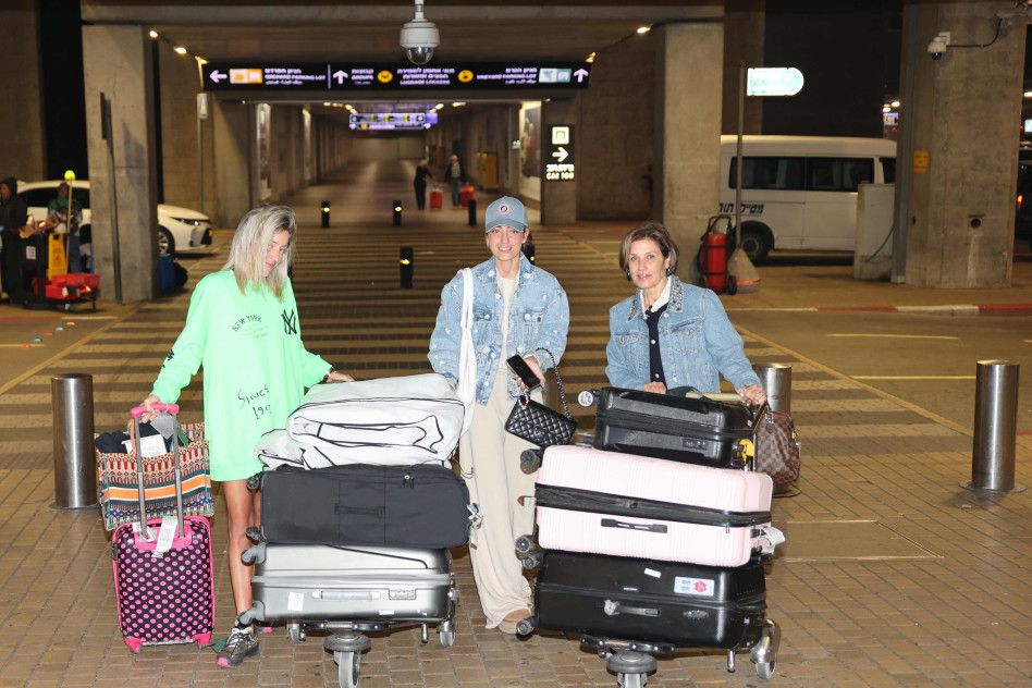 נטע ברזני, אמה איבון ואחותה תותי (צילום: אור גפן)