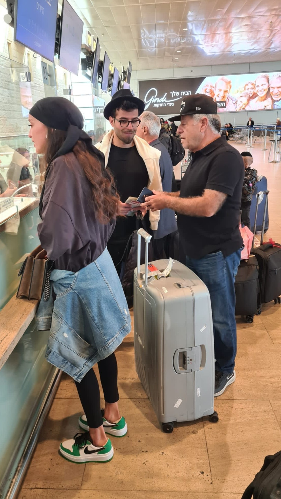 עומר ברזני, אברהם ברזני, דבורה ברזני (צילום: אור גפן)