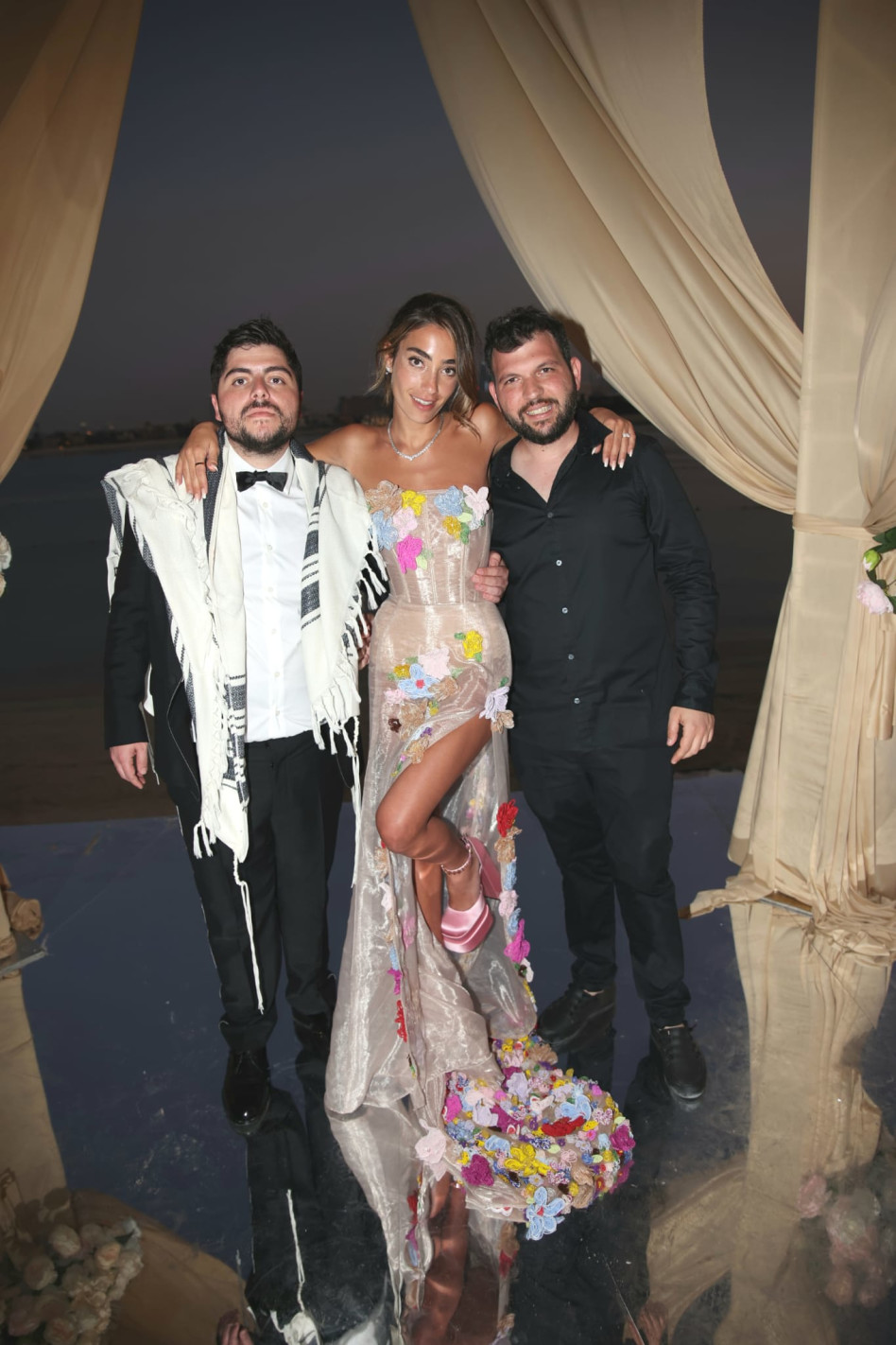 יניב טבריה והזוג המאושר נטע ברזני וגרי דהן (צילום: אור גפן)