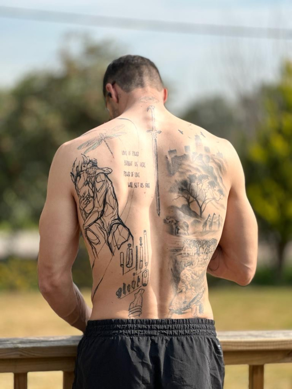 מייקל לואיס קעקע את עצמו מחובק עם בת זוגו מרי פריגלין (צילום: ללא קרדיט)