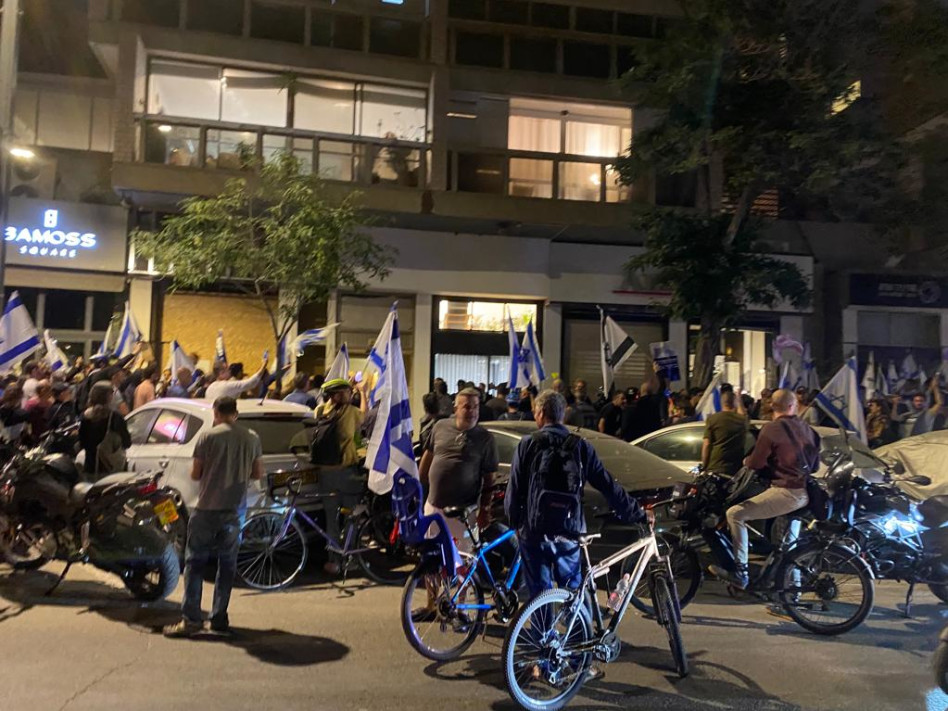 מפגינים מחוץ למספרה בה היתה שרה נתניהו (צילום: אבשלום ששוני)