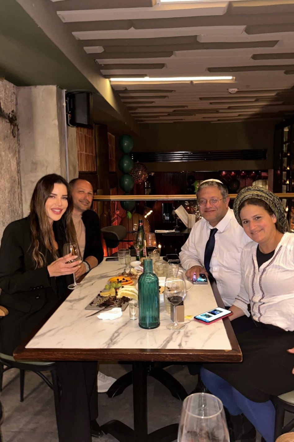 איתמר בן גביר ואשתו איילה, נטלי דדון ובן זוגה עמית פרליס (צילום: יחצ)