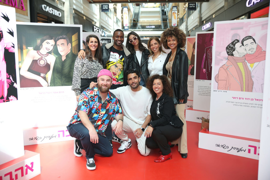 משתתפי התערוכה עם צוות הניהול, גילי סיון כהן ויואב מאיר (צילום: אור גפן, יח''צ)