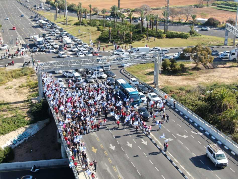 מחאה בצומת הכפר הירוק נגד הרפורמה המשפטית (צילום: שי קוריאנסקי)