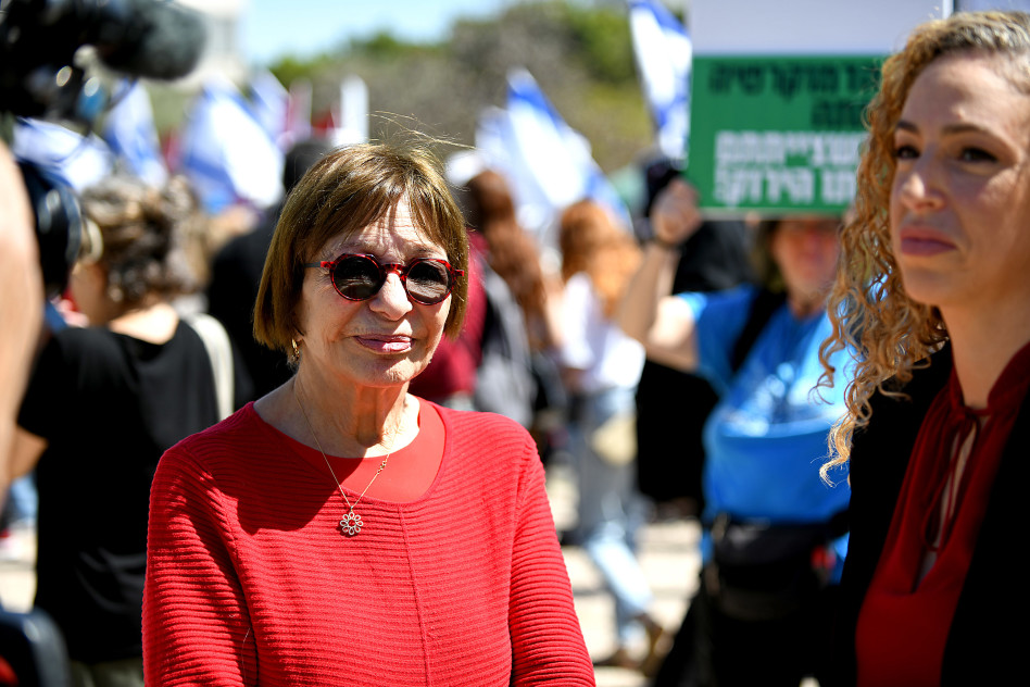 רבקה מיכאלי בעצרת אמנים נגד הרפורמה המשפטית (צילום: רן בירן)
