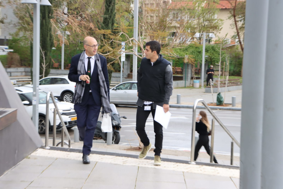 אריאל פרדו בדרך לחתימת הסכם הגירושין (צילום: ניר פקין)