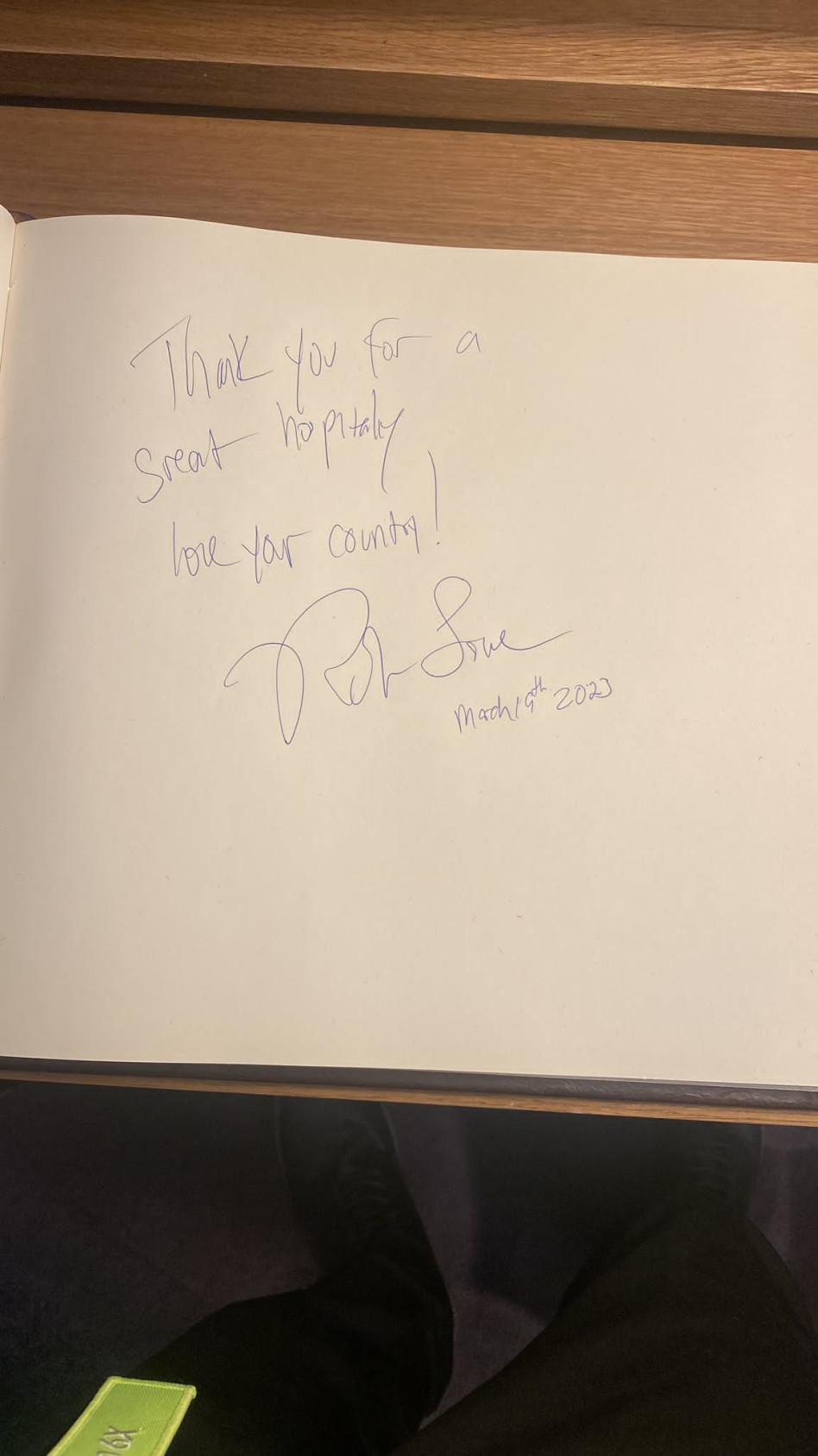 רוב לאו חותם בספר האורחים (צילום: באדיבות פתאל טרמינל)