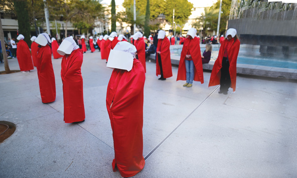 מיצג השפחות בכיכר דיזינגוף (צילום: תומר נויברג, פלאש 90)