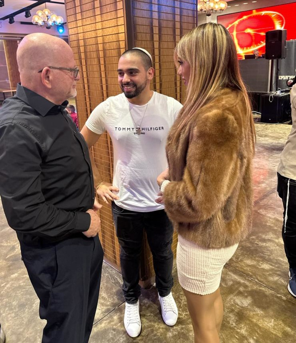 אלאור אזריה, עורכי הדין אילן כץ וכרמית שחיבר (צילום: צביקה סמואל)