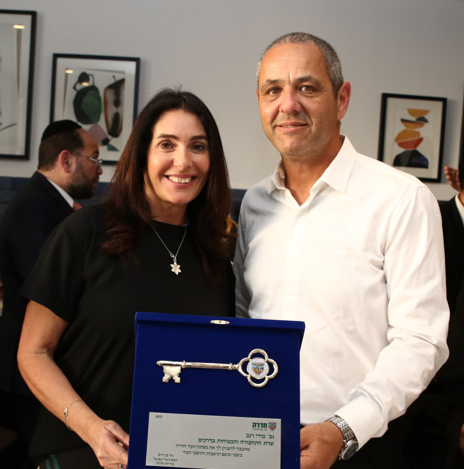 מירי רגב וניר בן חיים (צילום: דוברות עיריית חדרה)