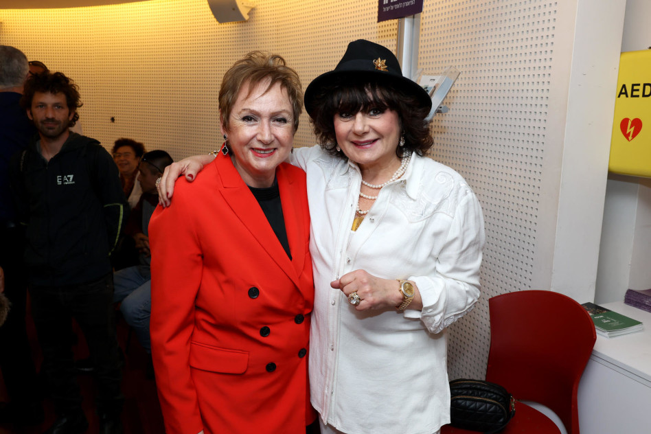 חנה לסלאו ואתי פרופר (צילום: איציק בירן, באדיבות התיאטרון הלאומי הבימה)