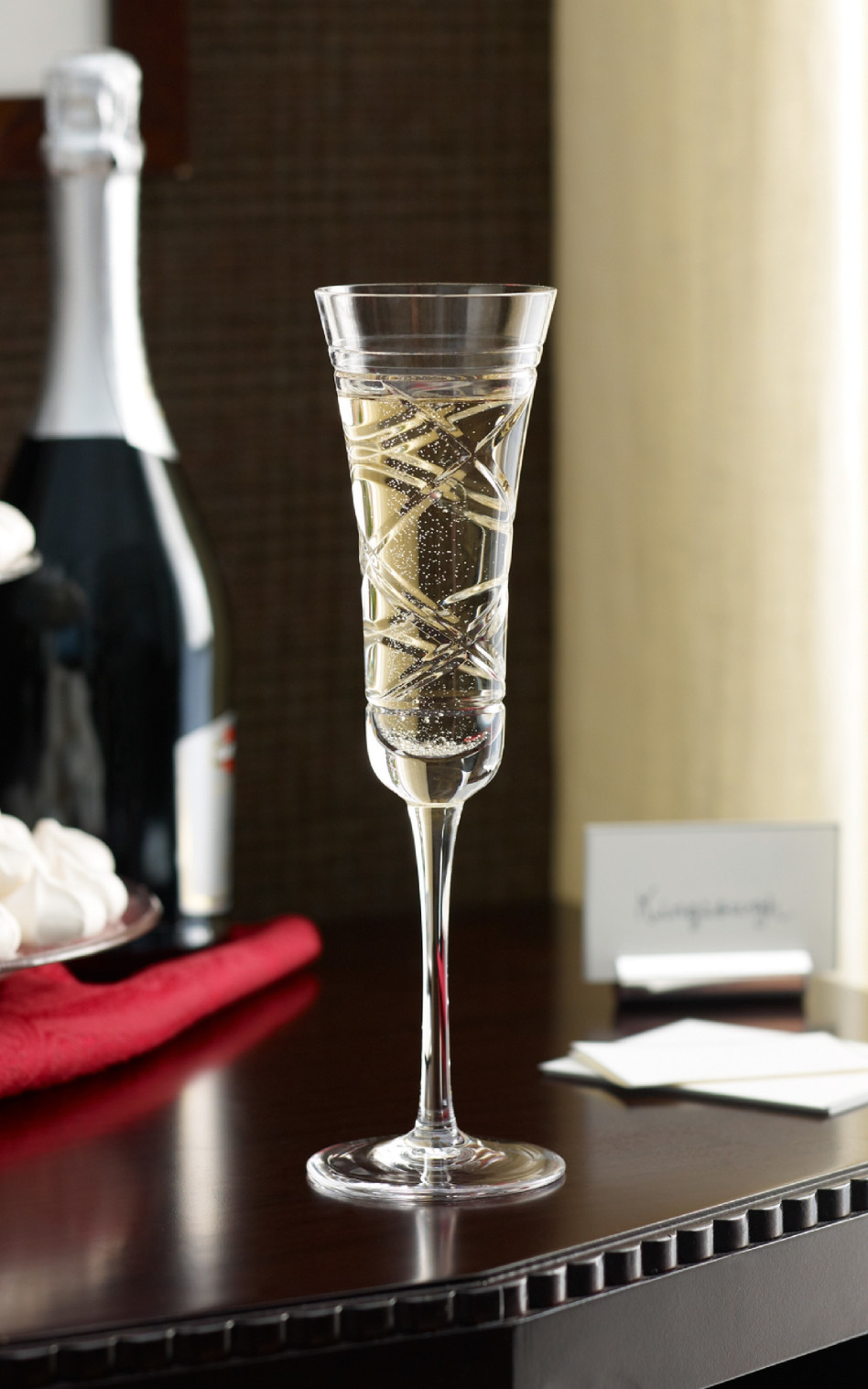 שמפנייה בכוס יוקרתית (צילום: יחצ)