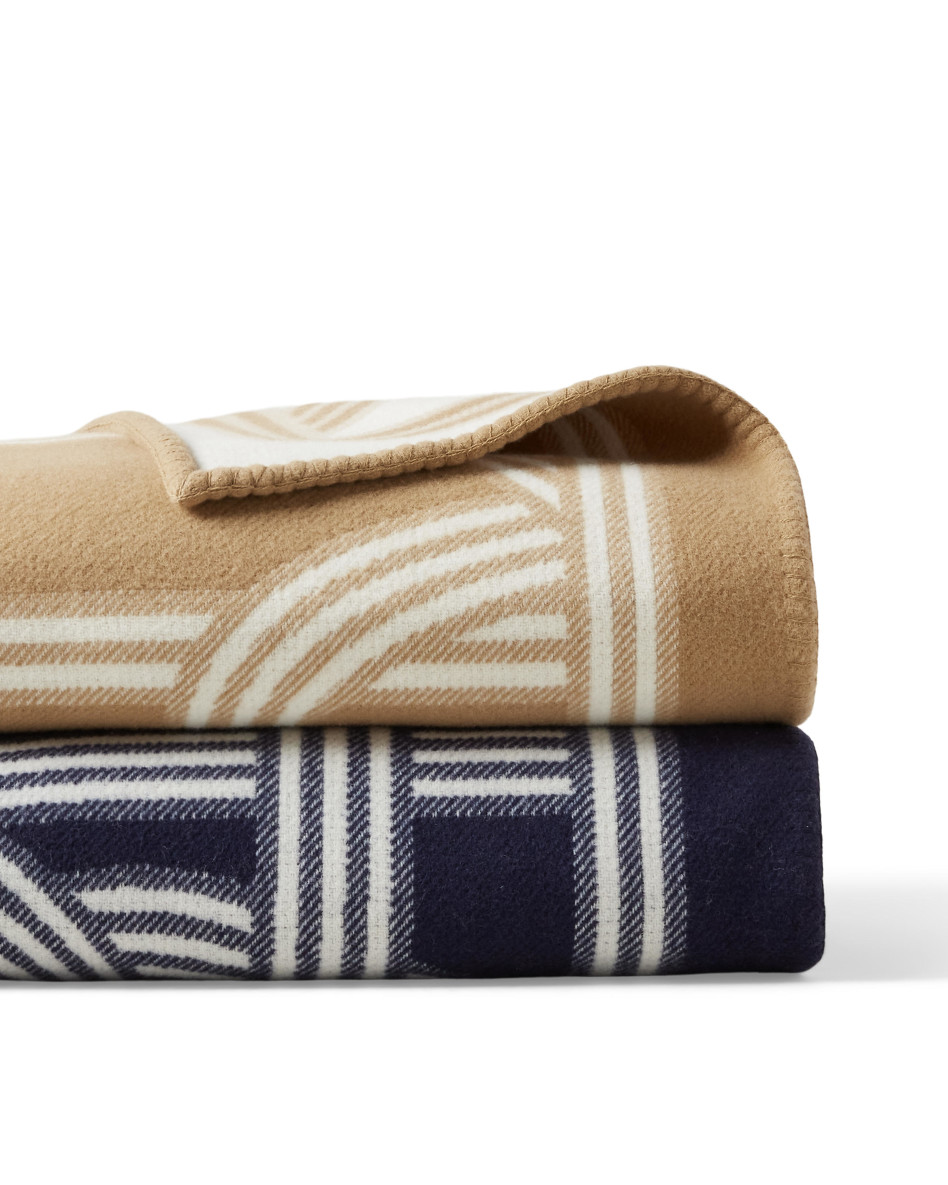 שמיכה אחת בשווי 5750 שקלים (צילום: יחצ)